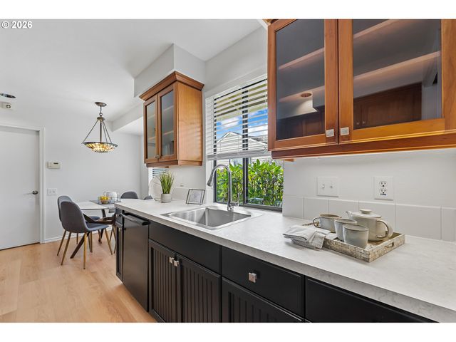 15675 Sw OAKHILL Ln, Portland, OR 97224