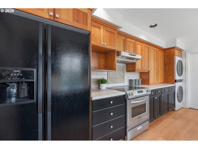 15675 Sw OAKHILL Ln, Portland, OR 97224