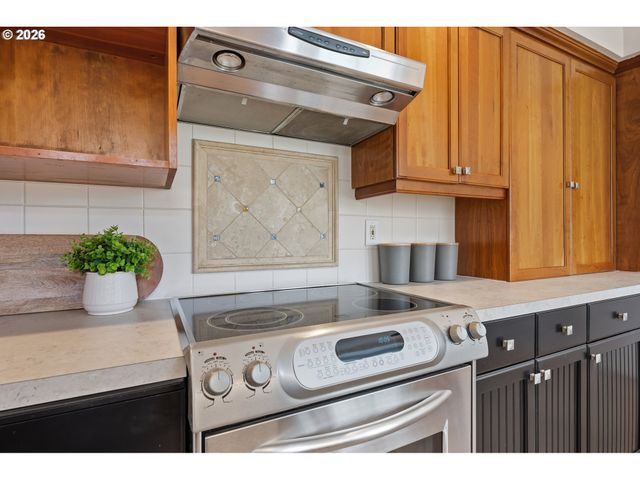 15675 Sw OAKHILL Ln, Portland, OR 97224