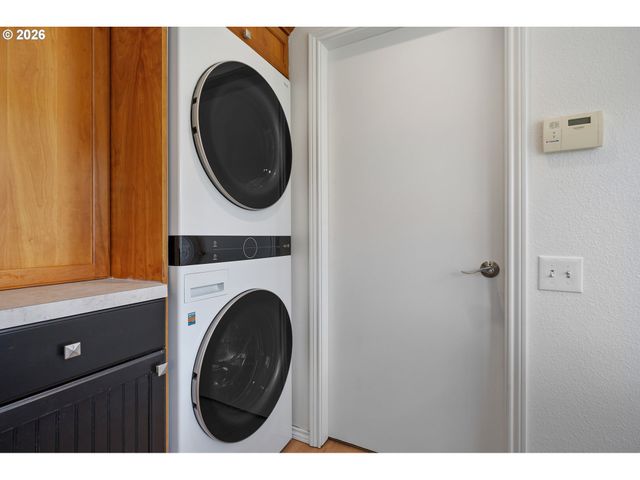 15675 Sw OAKHILL Ln, Portland, OR 97224