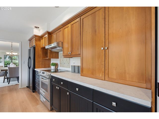 15675 Sw OAKHILL Ln, Portland, OR 97224