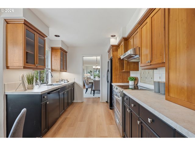 15675 Sw OAKHILL Ln, Portland, OR 97224