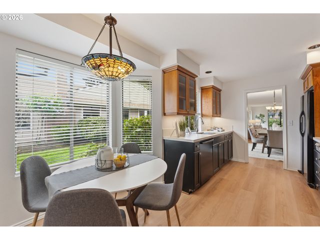 15675 Sw OAKHILL Ln, Portland, OR 97224