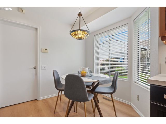 15675 Sw OAKHILL Ln, Portland, OR 97224