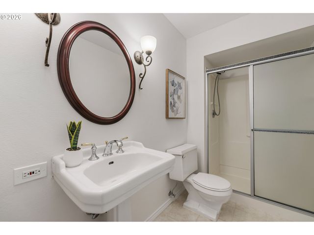 15675 Sw OAKHILL Ln, Portland, OR 97224