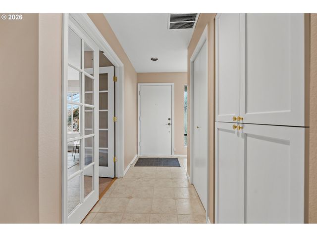 15675 Sw OAKHILL Ln, Portland, OR 97224