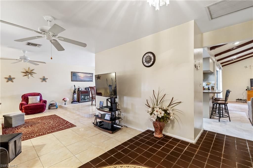 Image 2 of property listing at 1120 SE 29th TER, Cape Coral, FL 33904