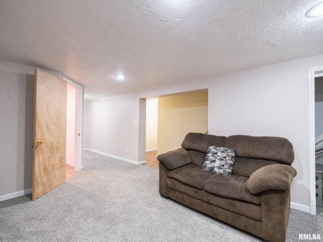 6217 N KNOLL AIRE Drive, Peoria, IL 61614