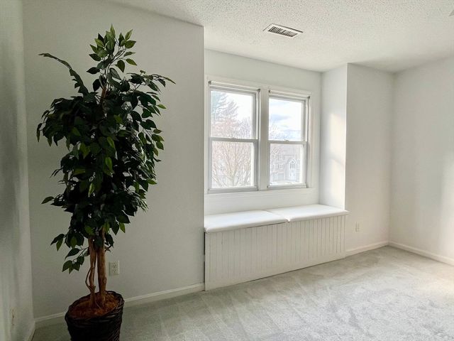 74 Tennis Plaza Rd 34, Dracut, MA 01826