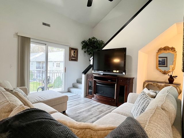 74 Tennis Plaza Rd 34, Dracut, MA 01826