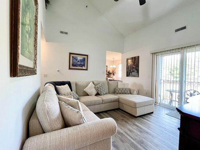 74 Tennis Plaza Rd 34, Dracut, MA 01826