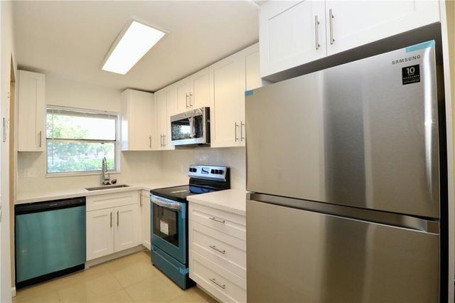 9915 Sandalfoot Boulevard 408, Boca Raton, FL 33428