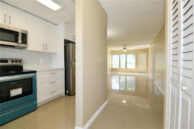 9915 Sandalfoot Boulevard 408, Boca Raton, FL 33428