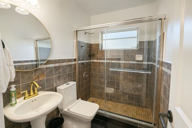 2395 NE 184th Ter, Aventura, FL 33160