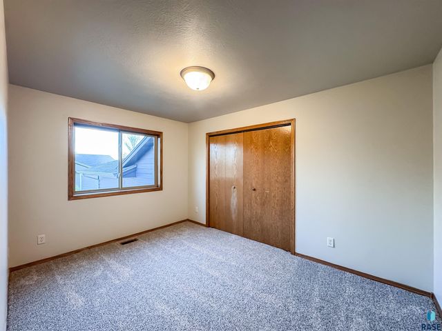 2713 N Vincent Ave Avenue, Sioux Falls, SD 57107