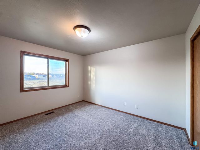 2713 N Vincent Ave Avenue, Sioux Falls, SD 57107