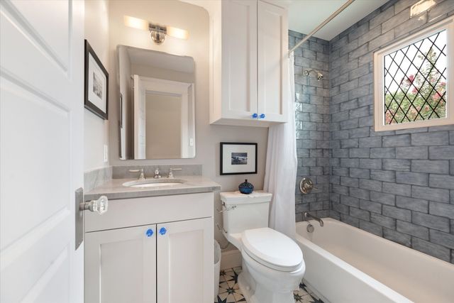 404 E Wall Street, Grapevine, TX 76051