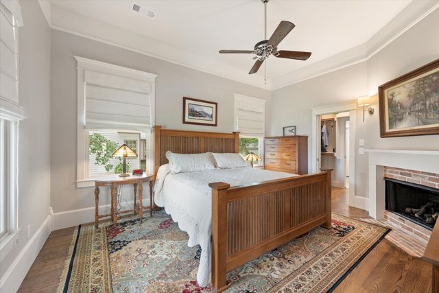 404 E Wall Street, Grapevine, TX 76051