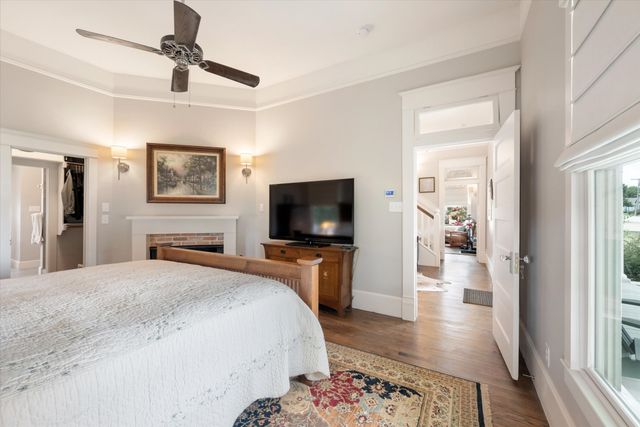 404 E Wall Street, Grapevine, TX 76051