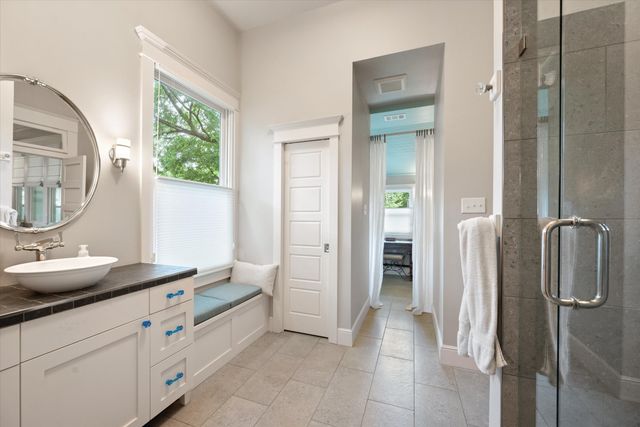 404 E Wall Street, Grapevine, TX 76051