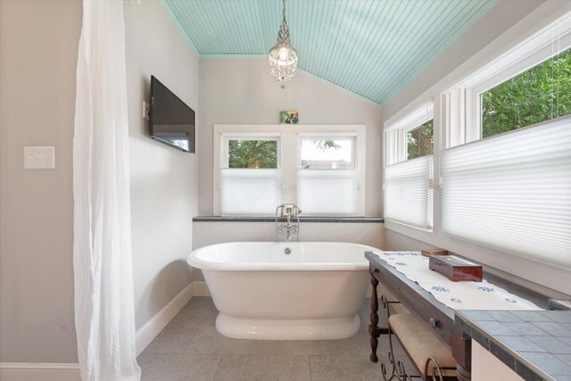 404 E Wall Street, Grapevine, TX 76051