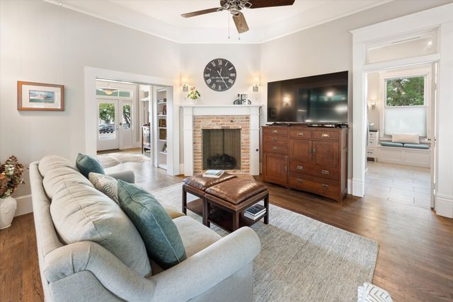 404 E Wall Street, Grapevine, TX 76051