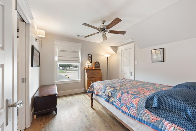 404 E Wall Street, Grapevine, TX 76051