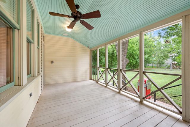 404 E Wall Street, Grapevine, TX 76051