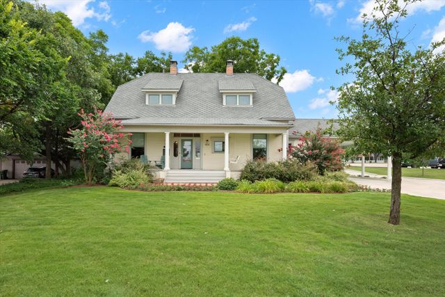 404 E Wall Street, Grapevine, TX 76051