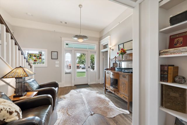 404 E Wall Street, Grapevine, TX 76051