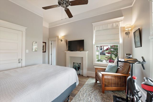 404 E Wall Street, Grapevine, TX 76051