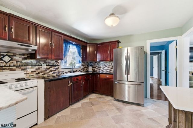 32 Valley View Dr, Mine Hill Twp., NJ 07803