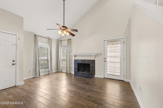 107 Williamsburg Circle E, Lafayette, LA 70508