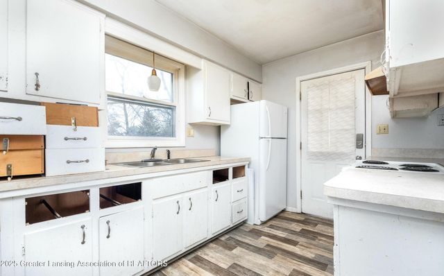 5026 Delray Drive, Lansing, MI 48910