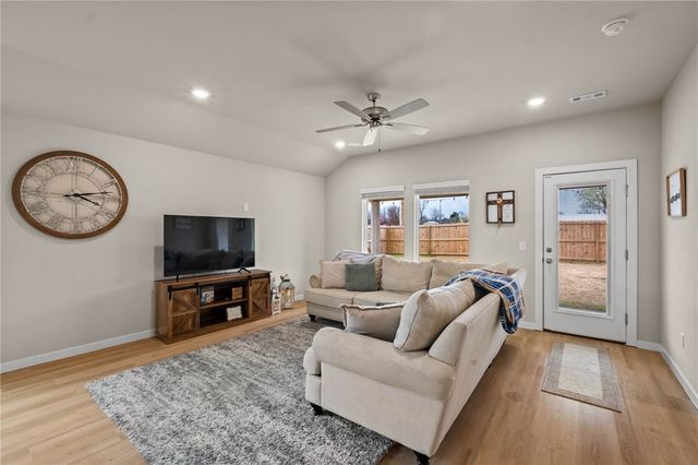 900 W Cottonwood Street, Rogers, AR 72758