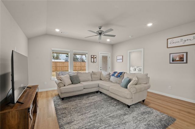 900 W Cottonwood Street, Rogers, AR 72758