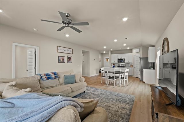 900 W Cottonwood Street, Rogers, AR 72758