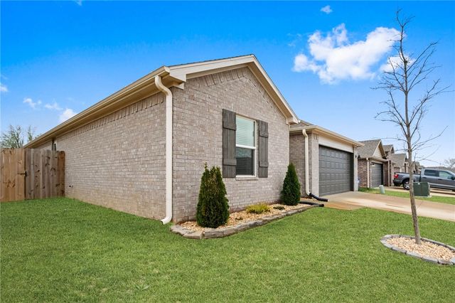 900 W Cottonwood Street, Rogers, AR 72758