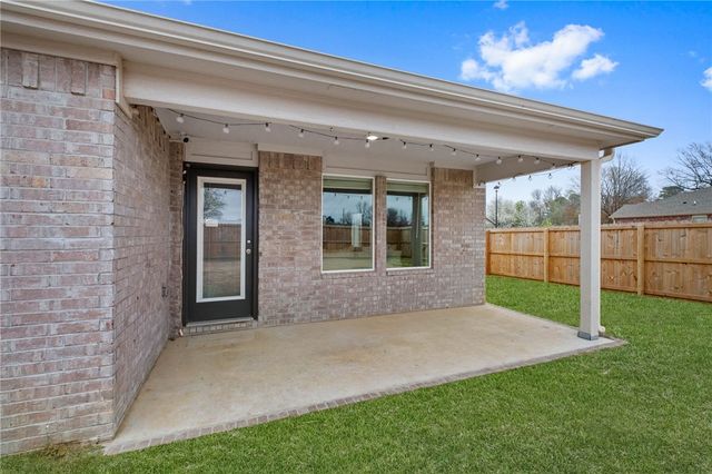 900 W Cottonwood Street, Rogers, AR 72758