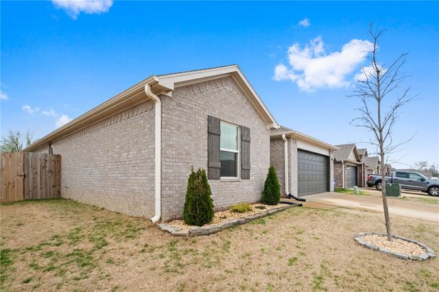 900 W Cottonwood Street, Rogers, AR 72758