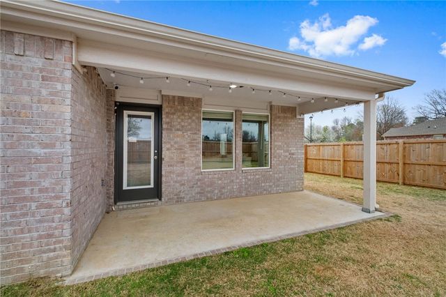 900 W Cottonwood Street, Rogers, AR 72758