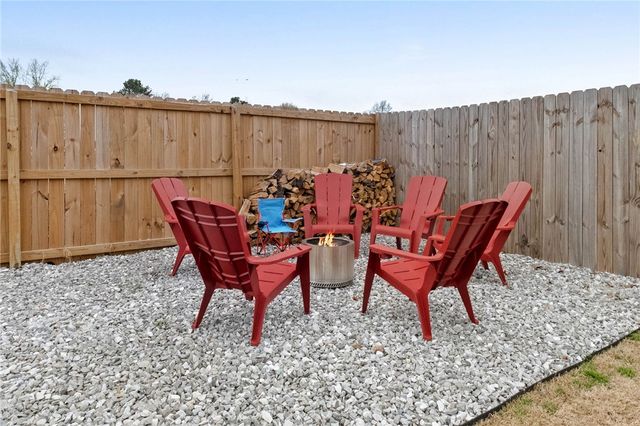 900 W Cottonwood Street, Rogers, AR 72758