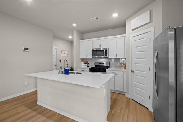 900 W Cottonwood Street, Rogers, AR 72758