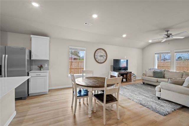 900 W Cottonwood Street, Rogers, AR 72758