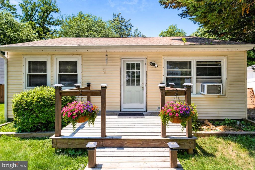 Image 2 of property listing at 906 BUTTONWOOD TRL, Crownsville, MD 21032
