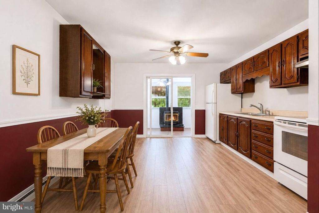 Image 3 of property listing at 906 BUTTONWOOD TRL, Crownsville, MD 21032