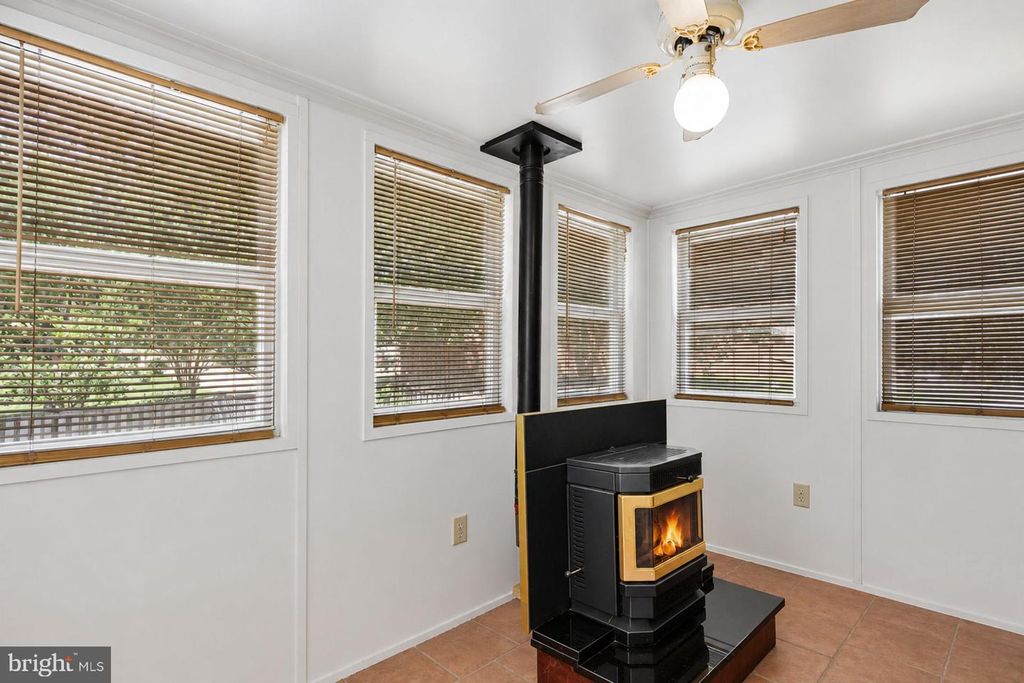 Image 6 of property listing at 906 BUTTONWOOD TRL, Crownsville, MD 21032