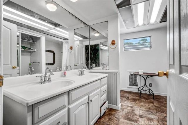 835 French Street, Santa Ana, CA 92701