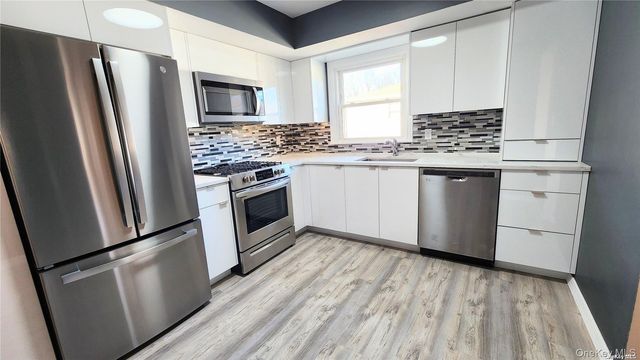 244-57 Grand Central Parkway 2, Douglaston, NY 11362