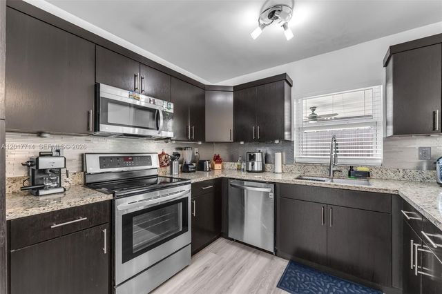13285 NW 11th St, Miami, FL 33182